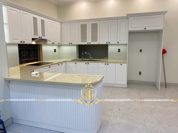 Mẫu bếp gỗ tự nhiên sang trọng