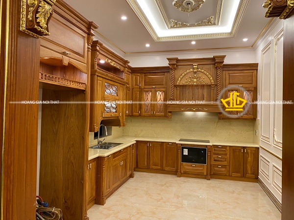 Tủ bếp sang trọng từ gỗ tự nhiên