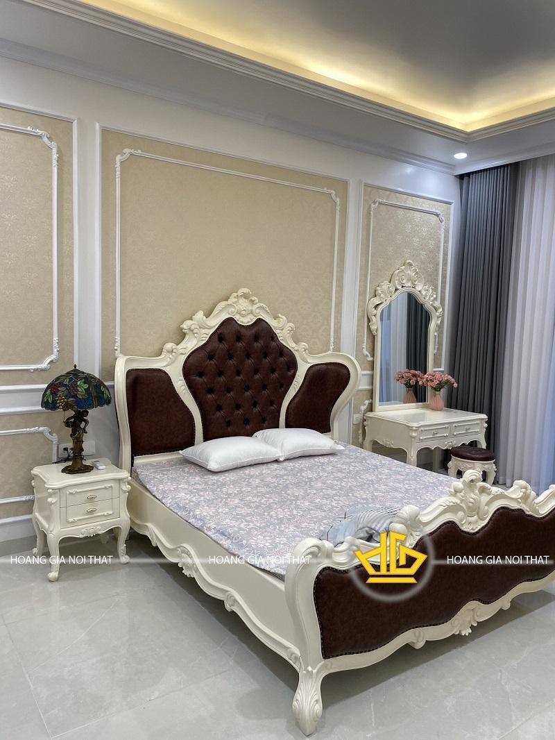 Phòng ngủ có nội thất gỗ phun sơn trắng
