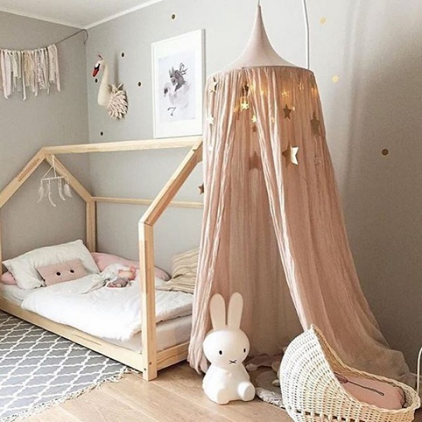 Mẫu trang trí phòng ngủ không giường màu hồng