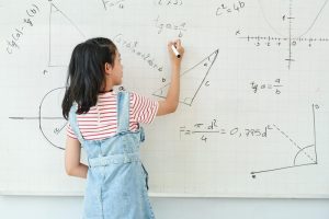 Chu vi hình tam giác là gì? Cách tính và các ví dụ minh họa dễ hiểu Chu vi hình tam giác là gì? Cách tính và các ví dụ minh họa dễ hiểu